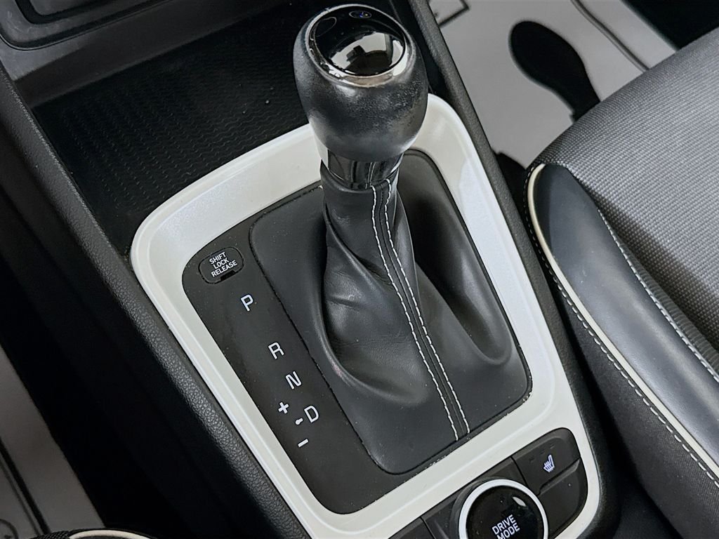 Used 2022 White Hyundai Limited image 17