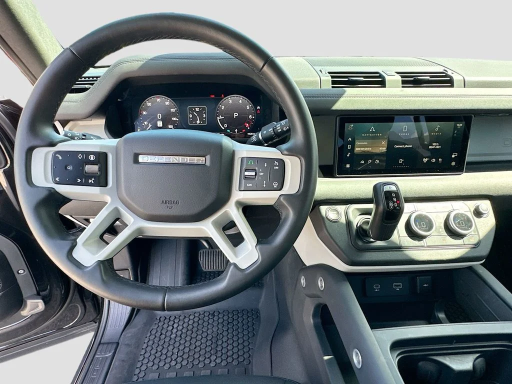 Used 2024  Land Rover S image 12