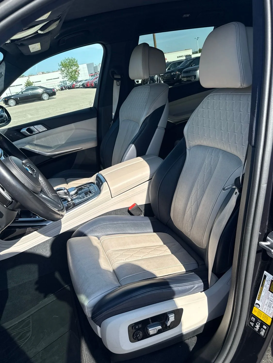 Used 2019 Black BMW xDrive40i image 2