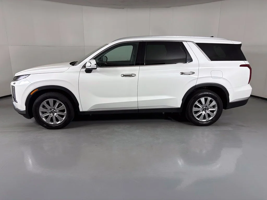Used 2025 White Hyundai SEL image 5