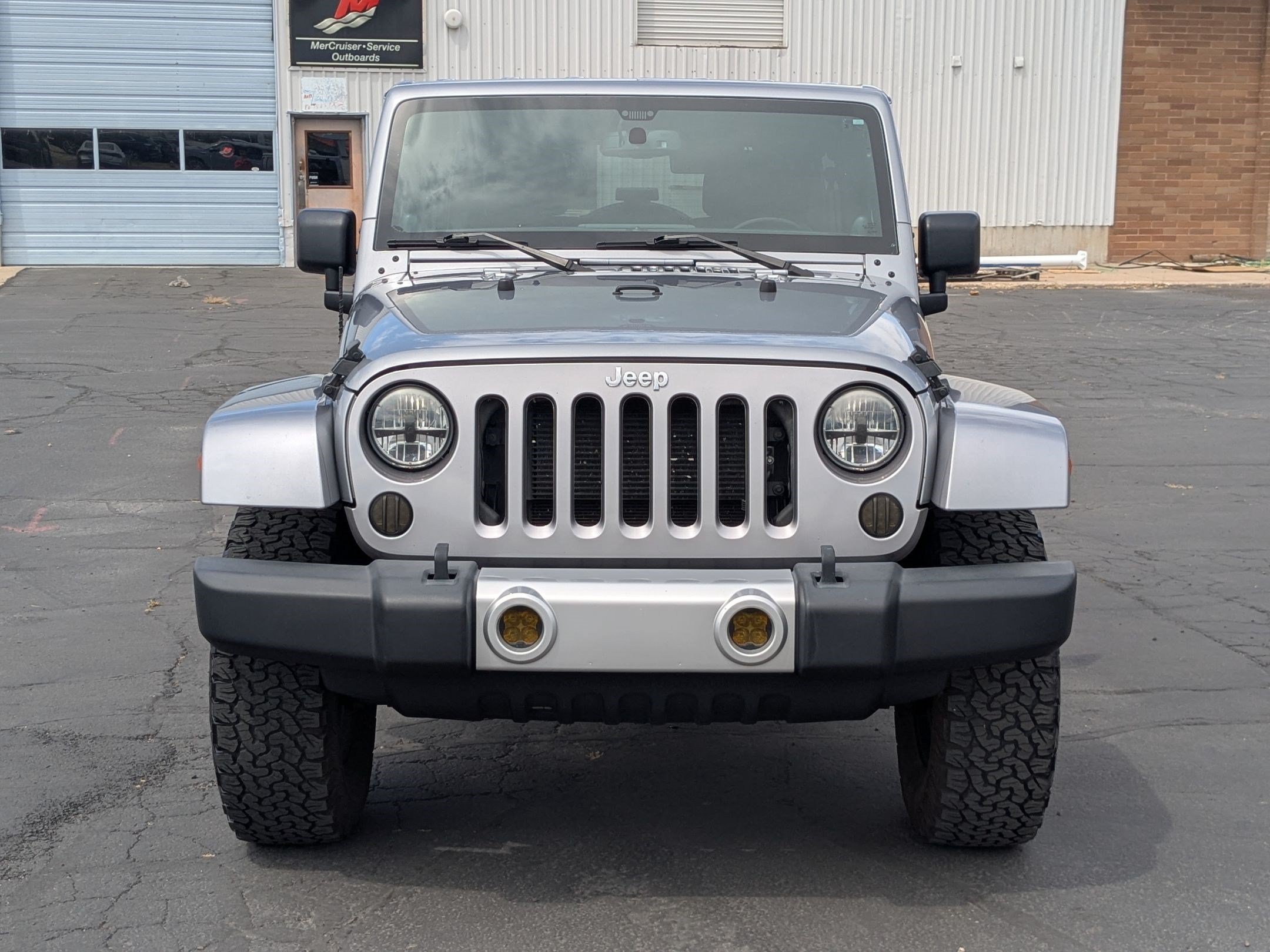 Used 2014 Billet Metallic Clearcoat Jeep Sahara image 9