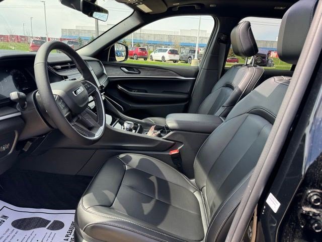 New 2026 Diamond Black Crystal Pearlcoat Jeep Limited image 8