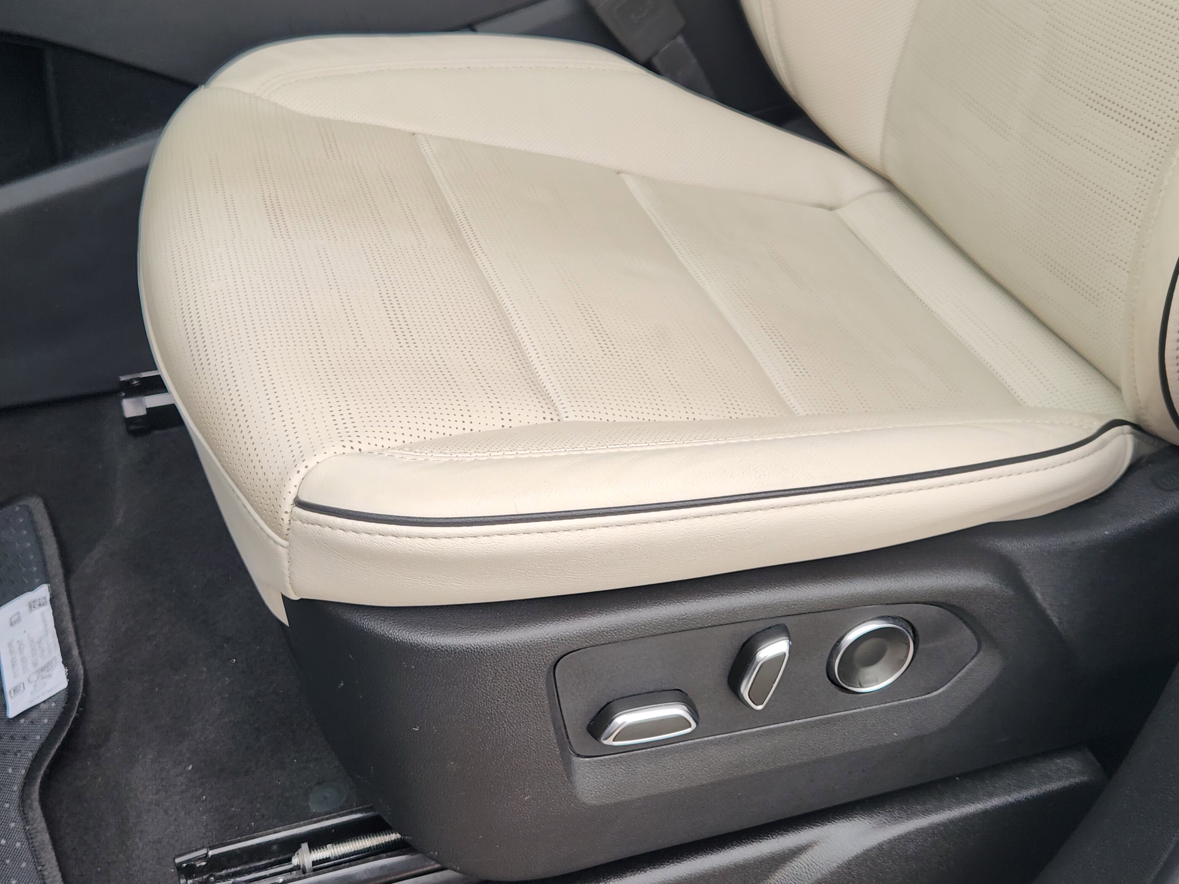 Used 2024 Crystal White Tricoat Cadillac Sport image 25