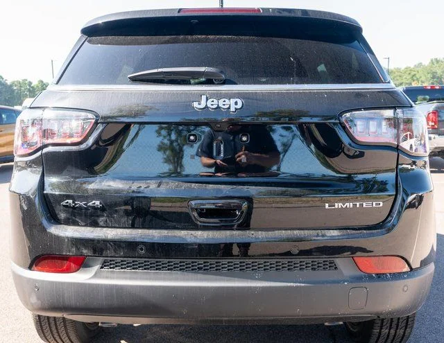New 2026 Diamond Black Crystal Pearl-Coat Exterior Paint Jeep Limited image 6