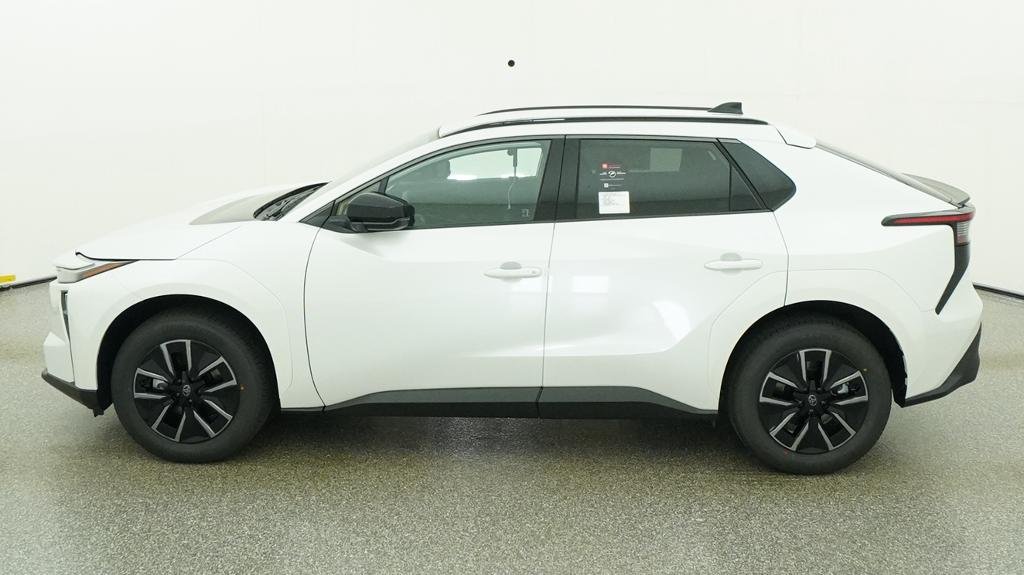 New 2027 Wind Chill Pearl Toyota XLE image 3