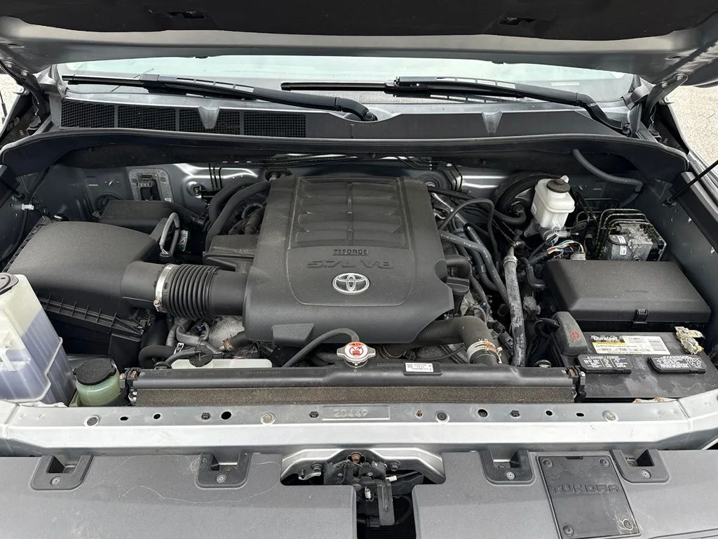 Used 2018 Silver Toyota SR5 image 27