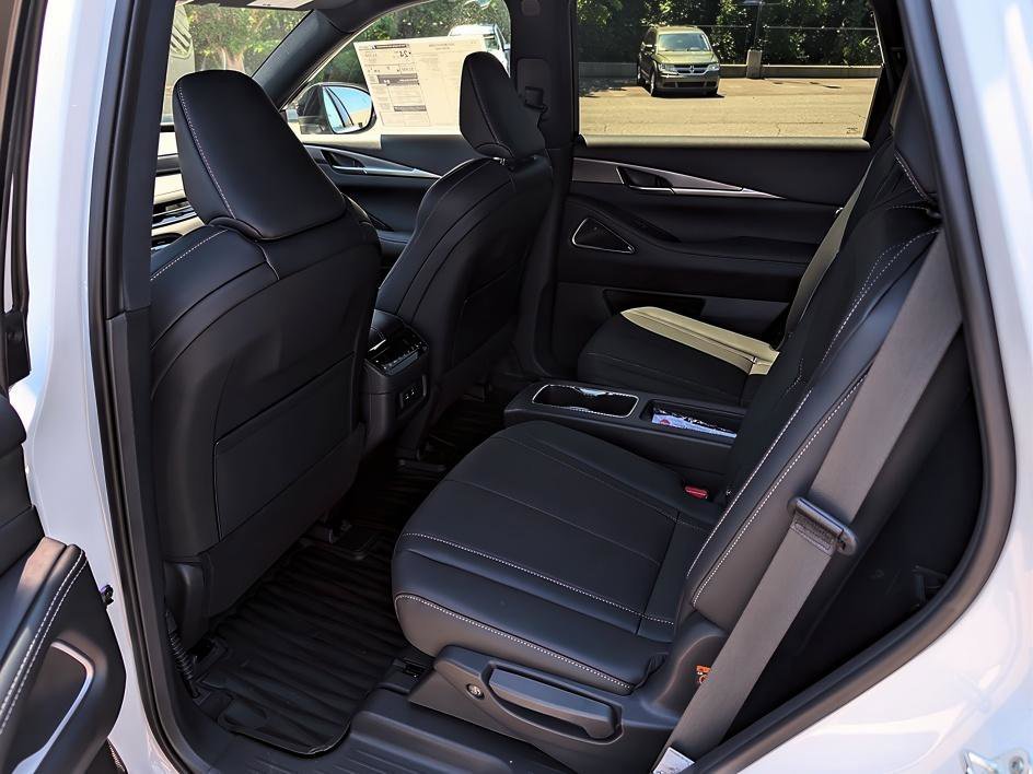 New 2027 2T RAD WHT INFINITI SPORT image 12