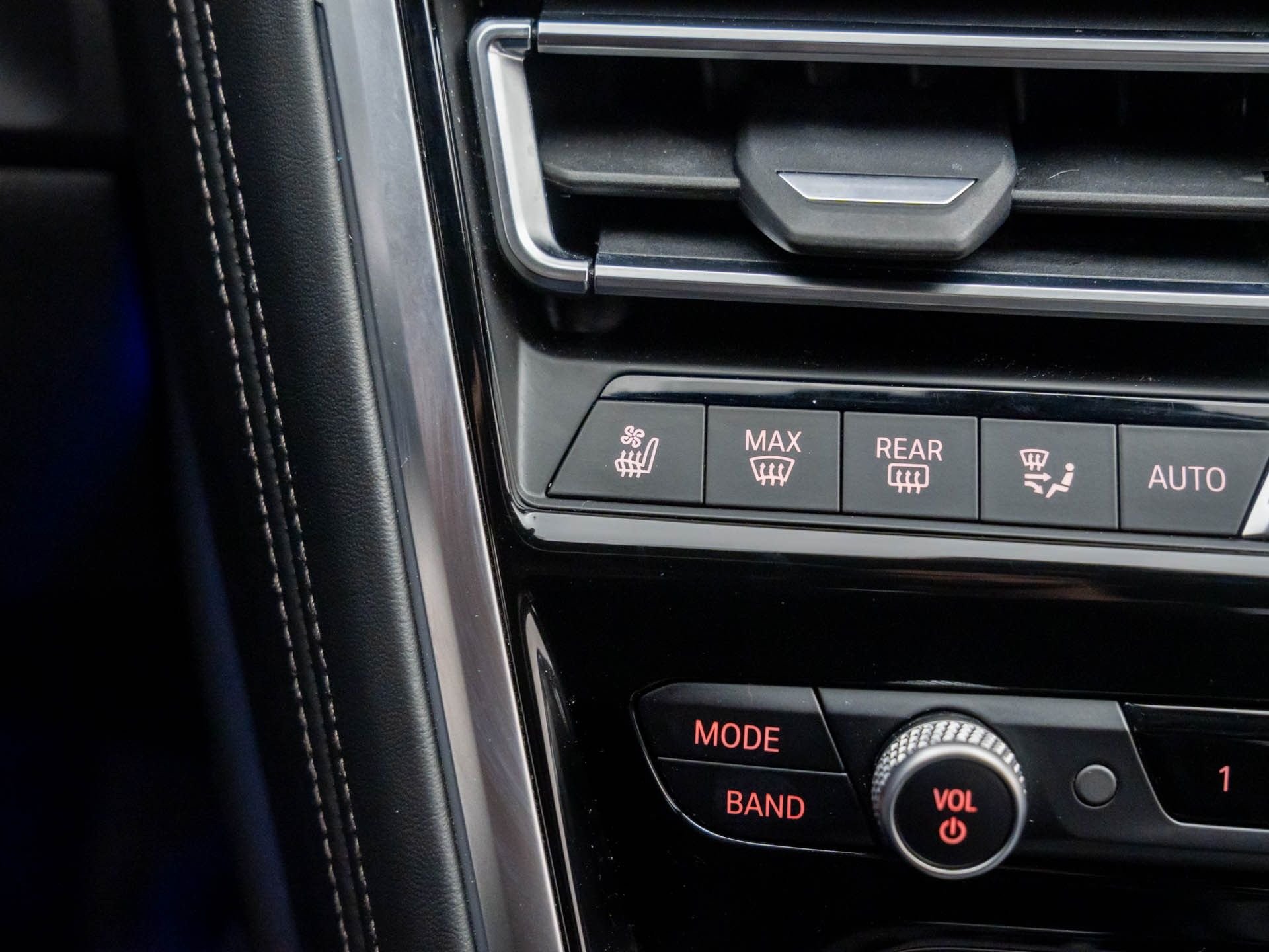 2025 BMW 8 Series M850i - Photo 24