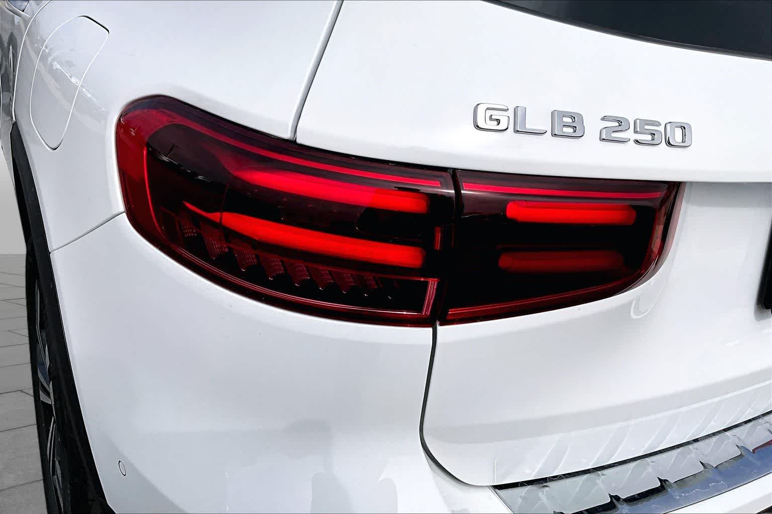 Used 2026 Polar White Mercedes-Benz GLB 250 image 6