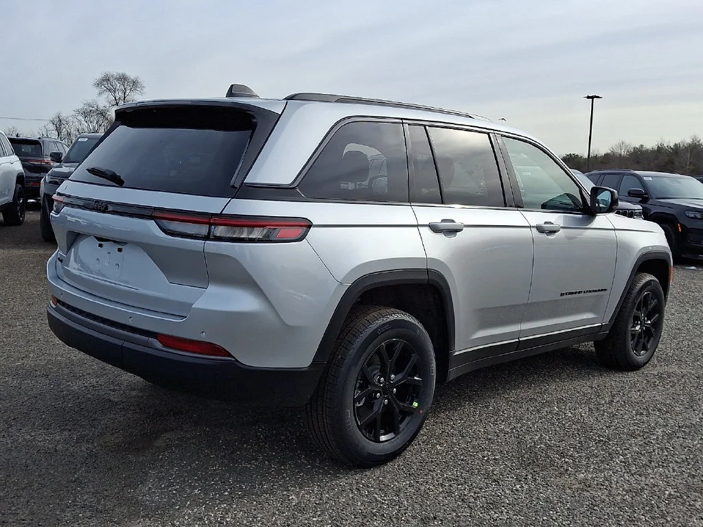 New 2026 Silver Zynith Exterior Paint Jeep Altitude image 8