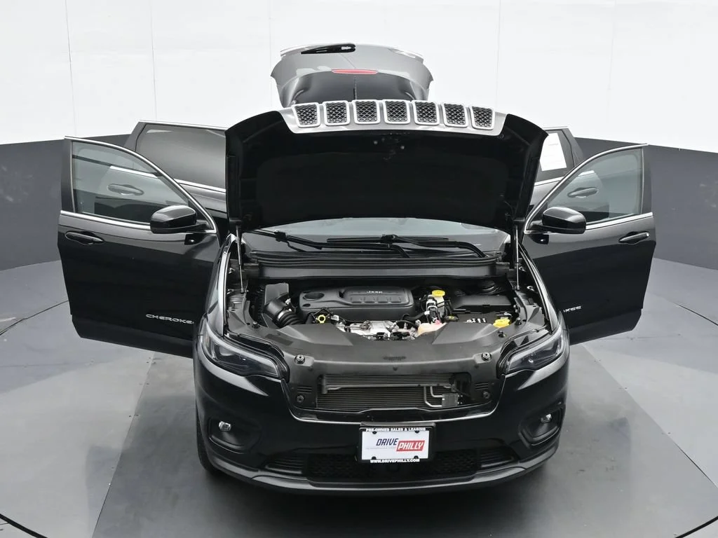Used 2022 Black Jeep Latitude Lux image 34