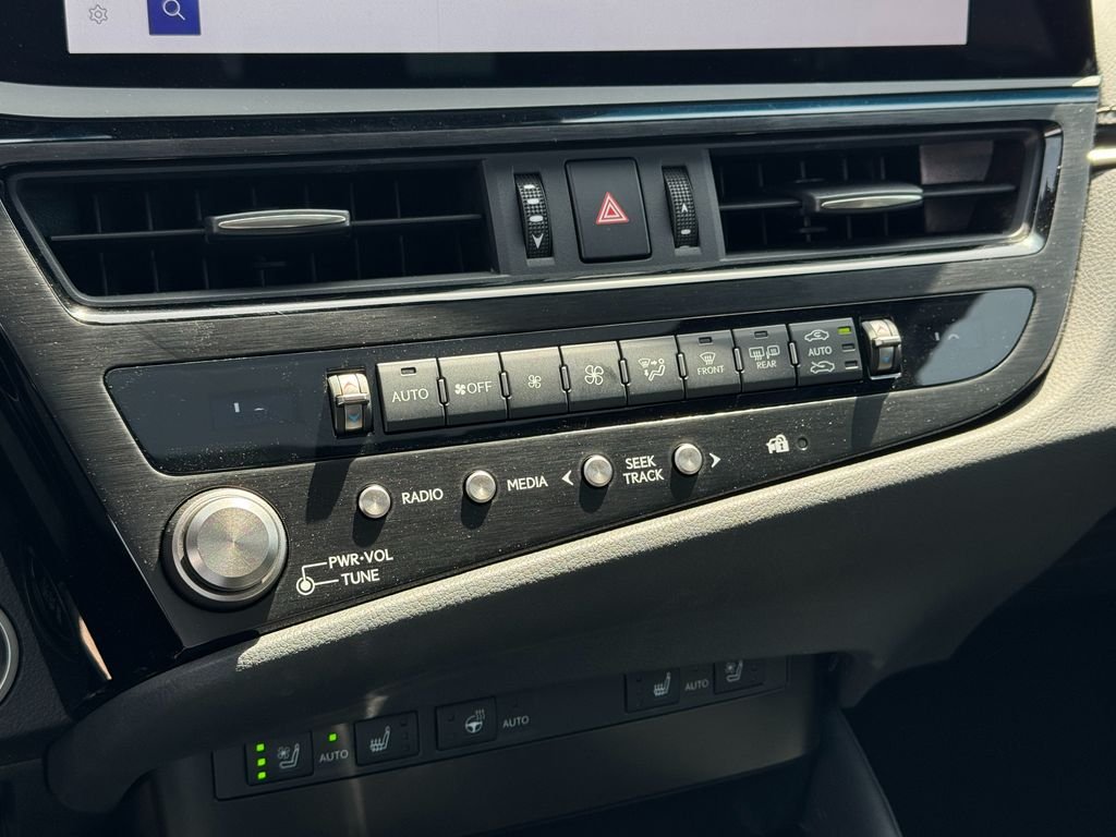 2025 Lexus ES - Photo 23