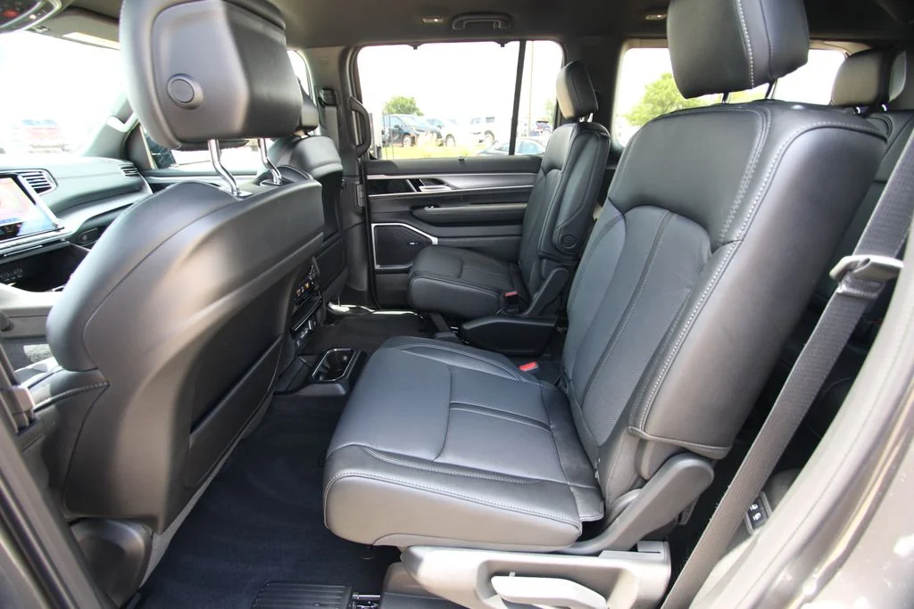 New 2026 Baltic-Gray Metallic Clear-Coat Exterior Paint Jeep Limited Altitude image 7