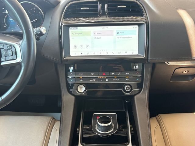 Used 2020 White Jaguar 25t Prestige image 4