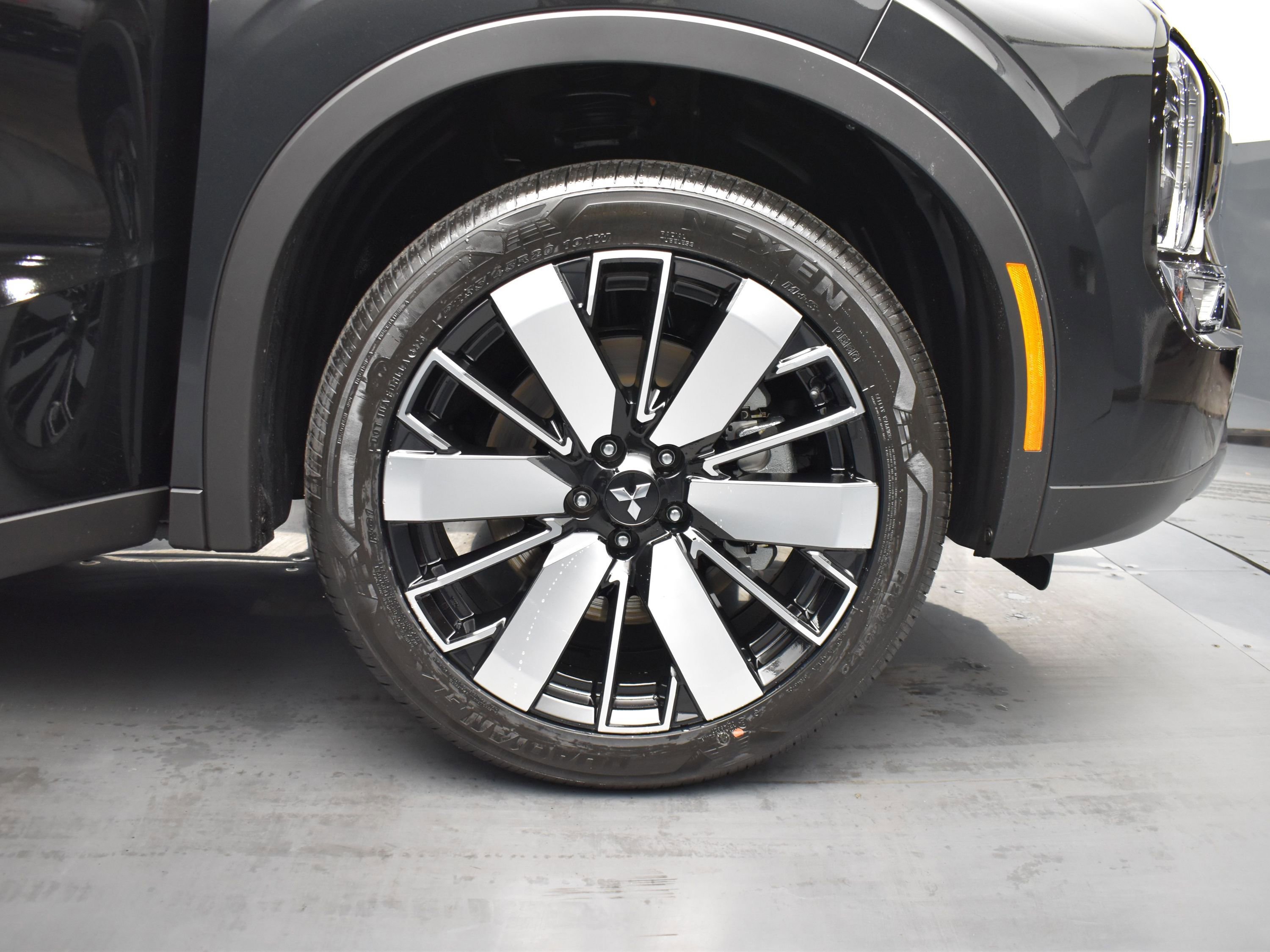 New 2026 Black Diamond Mitsubishi SE image 5