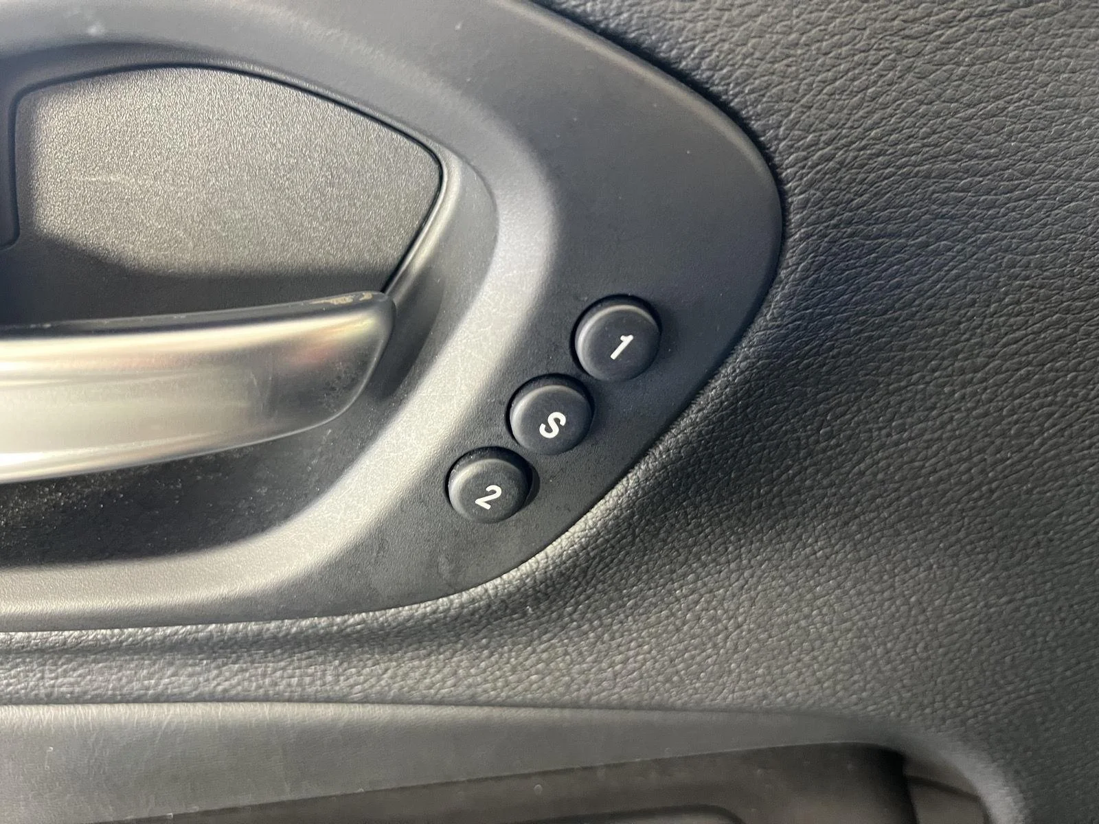 Used 2020  Jeep Limited image 7