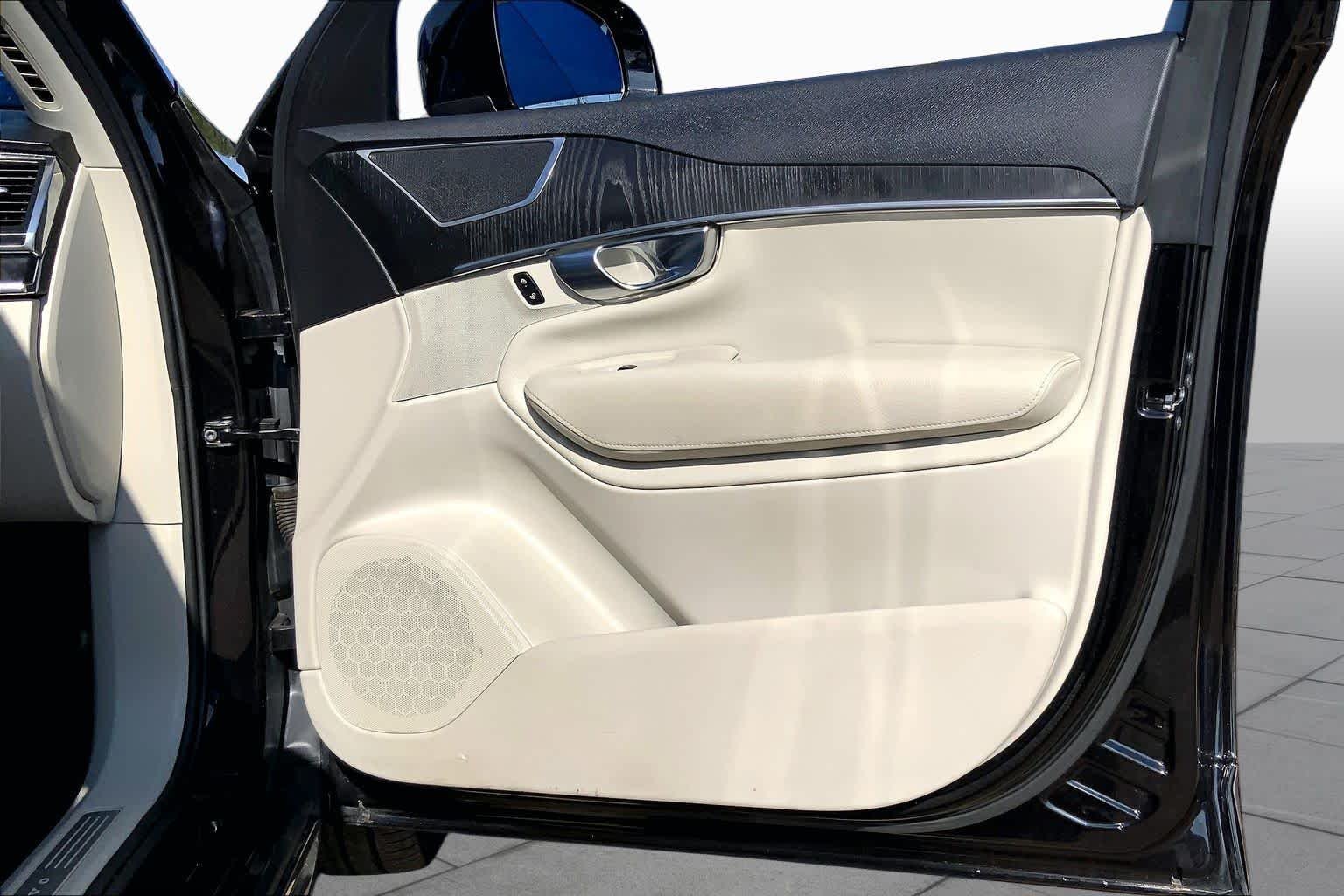 Used 2020 Onyx Black Metallic Volvo Momentum image 25