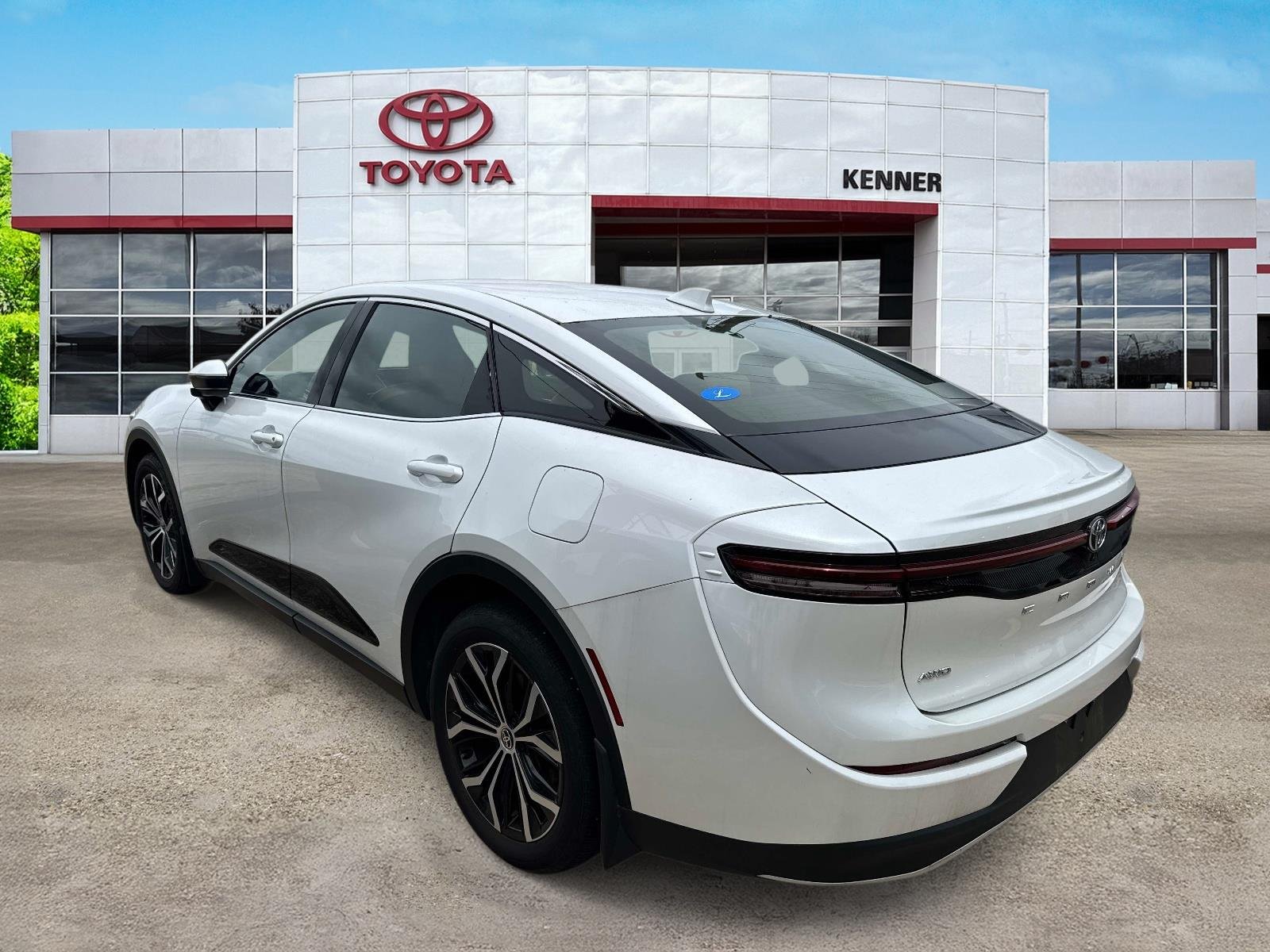 Used 2023 Oxygen White Toyota XLE image 5