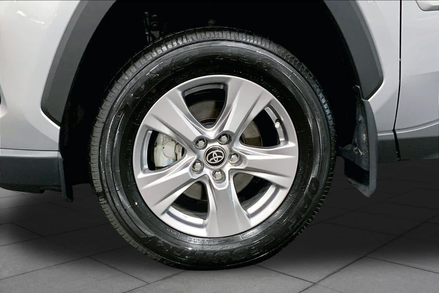 2025 Toyota RAV4 XLE - Photo 21