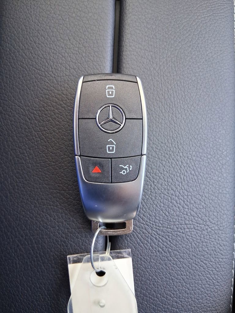 New 2026 Polar White Mercedes-Benz GLB 250 image 60