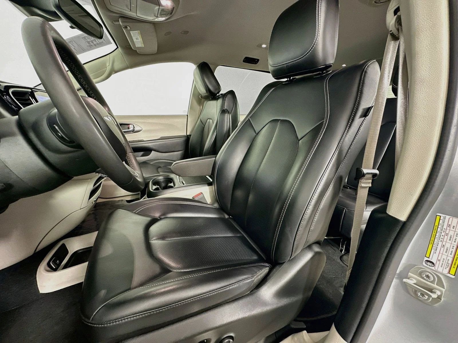 Used 2023 Silver Mist Clearcoat Chrysler Touring L image 21