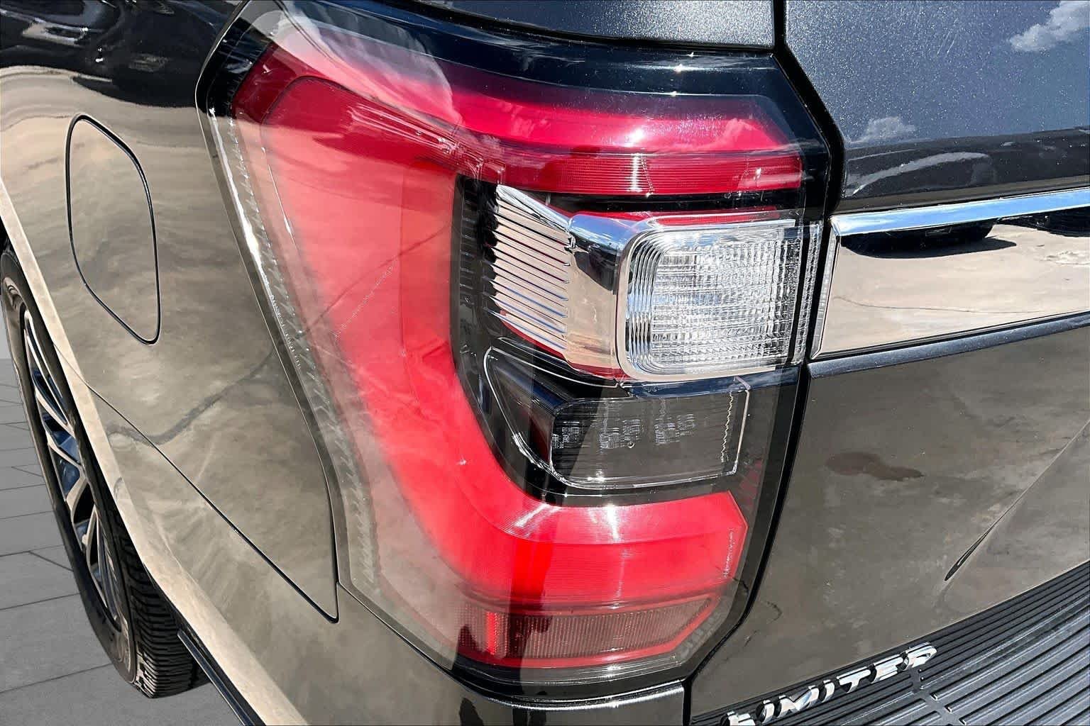 Used 2021 Magnetic Metallic Ford Limited image 29