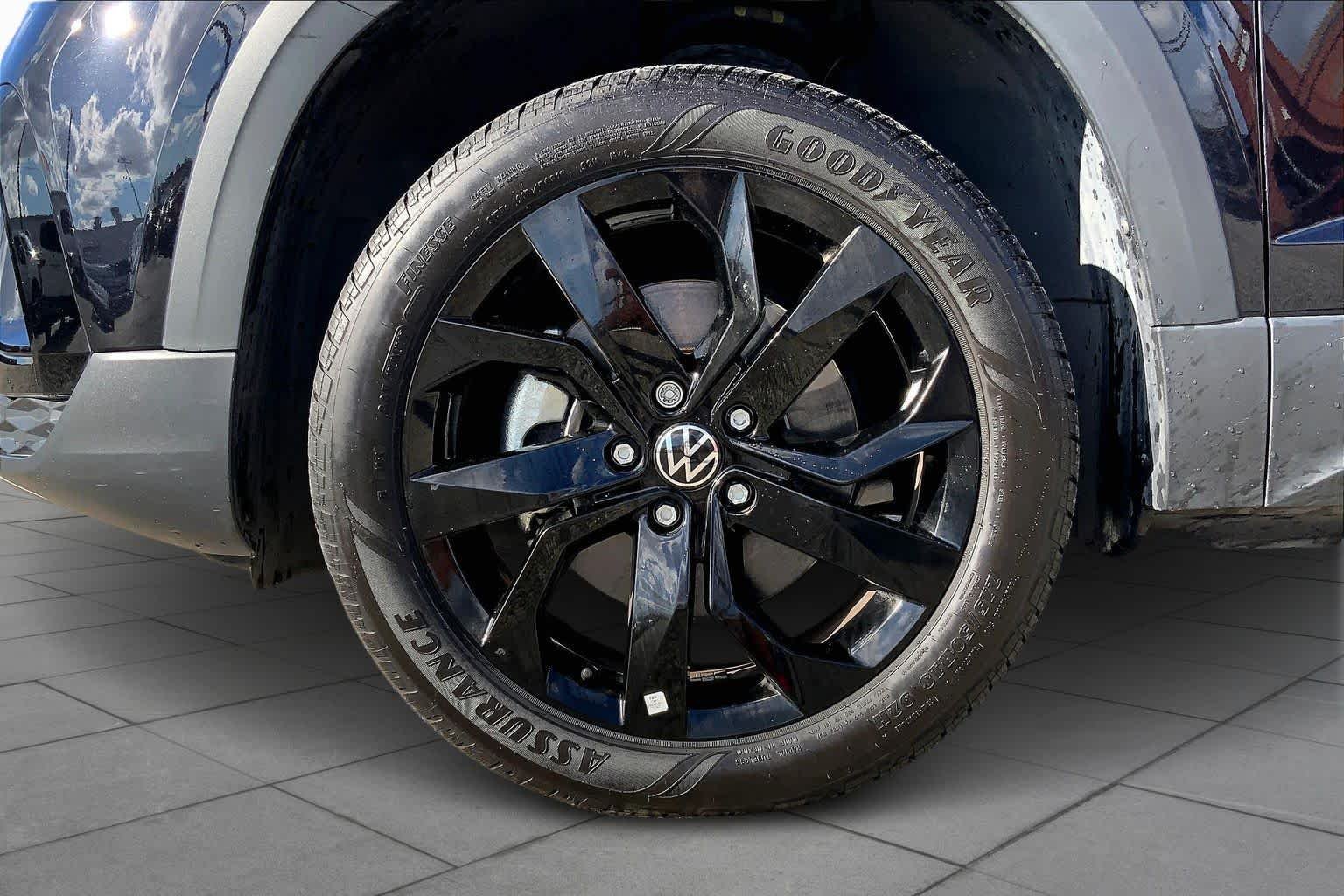 Used 2024 Deep Black Pearl Volkswagen SE image 11