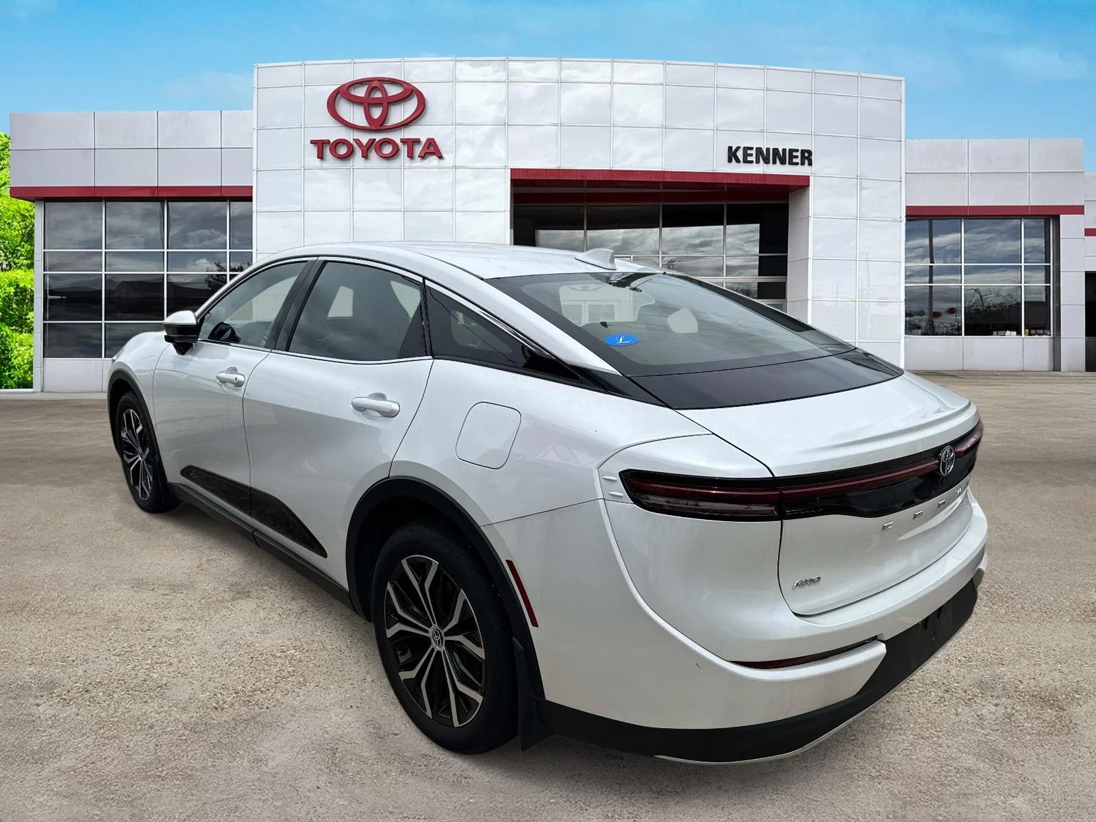 Used 2023 Oxygen White Toyota XLE image 5
