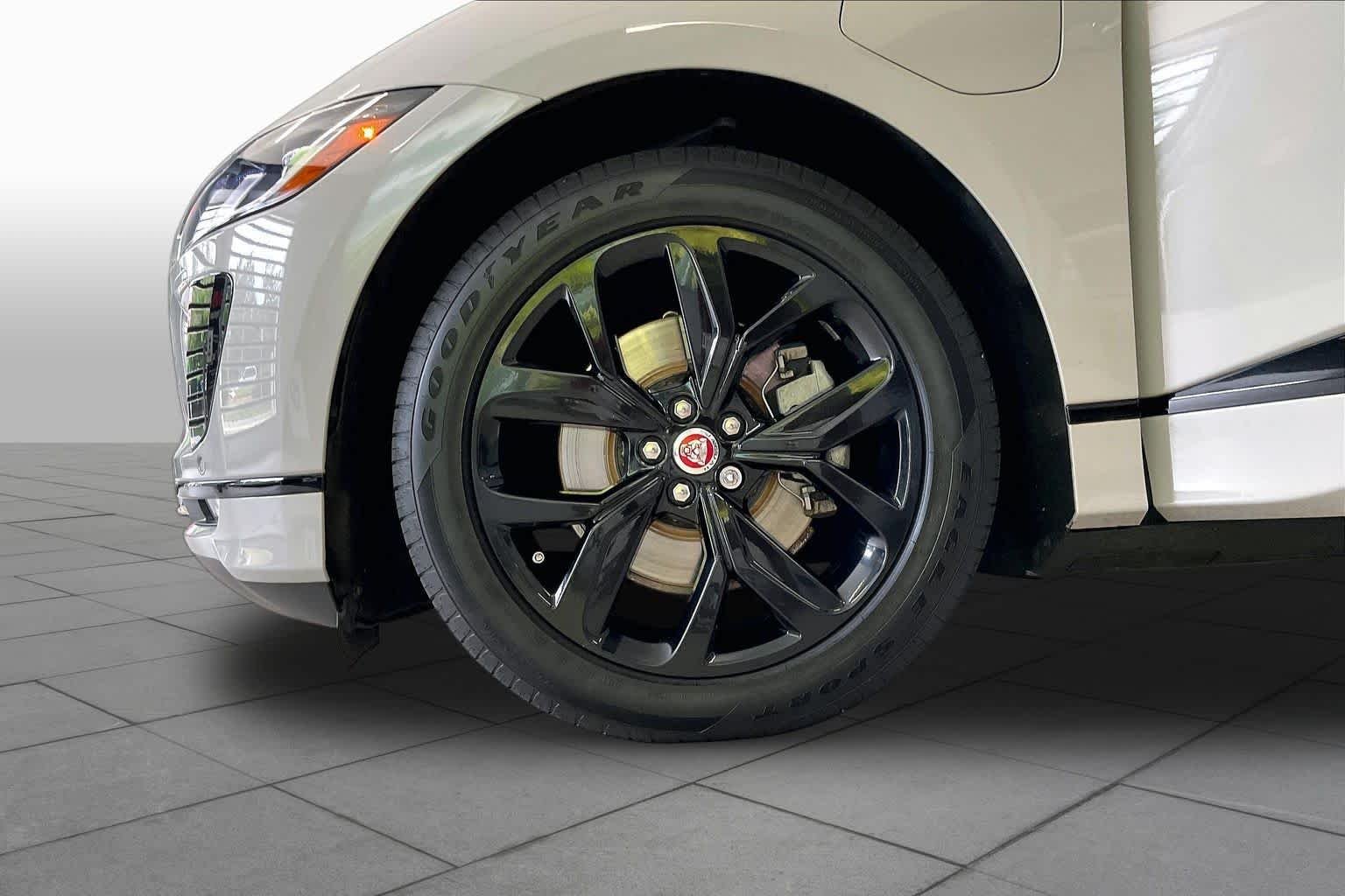 Used 2022 Yulong White Metallic Jaguar HSE image 10