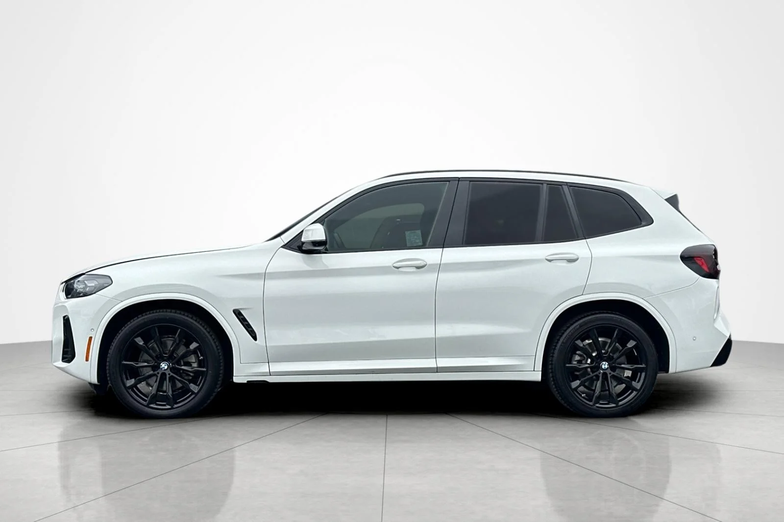 Used 2024 Alpine White BMW sDrive30i image 2