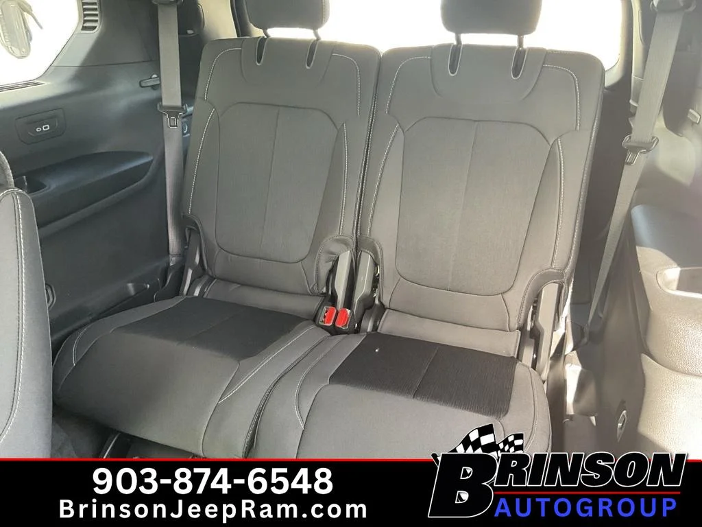 New 2026 Bright White Clear-Coat Exterior Paint Jeep Laredo X image 6