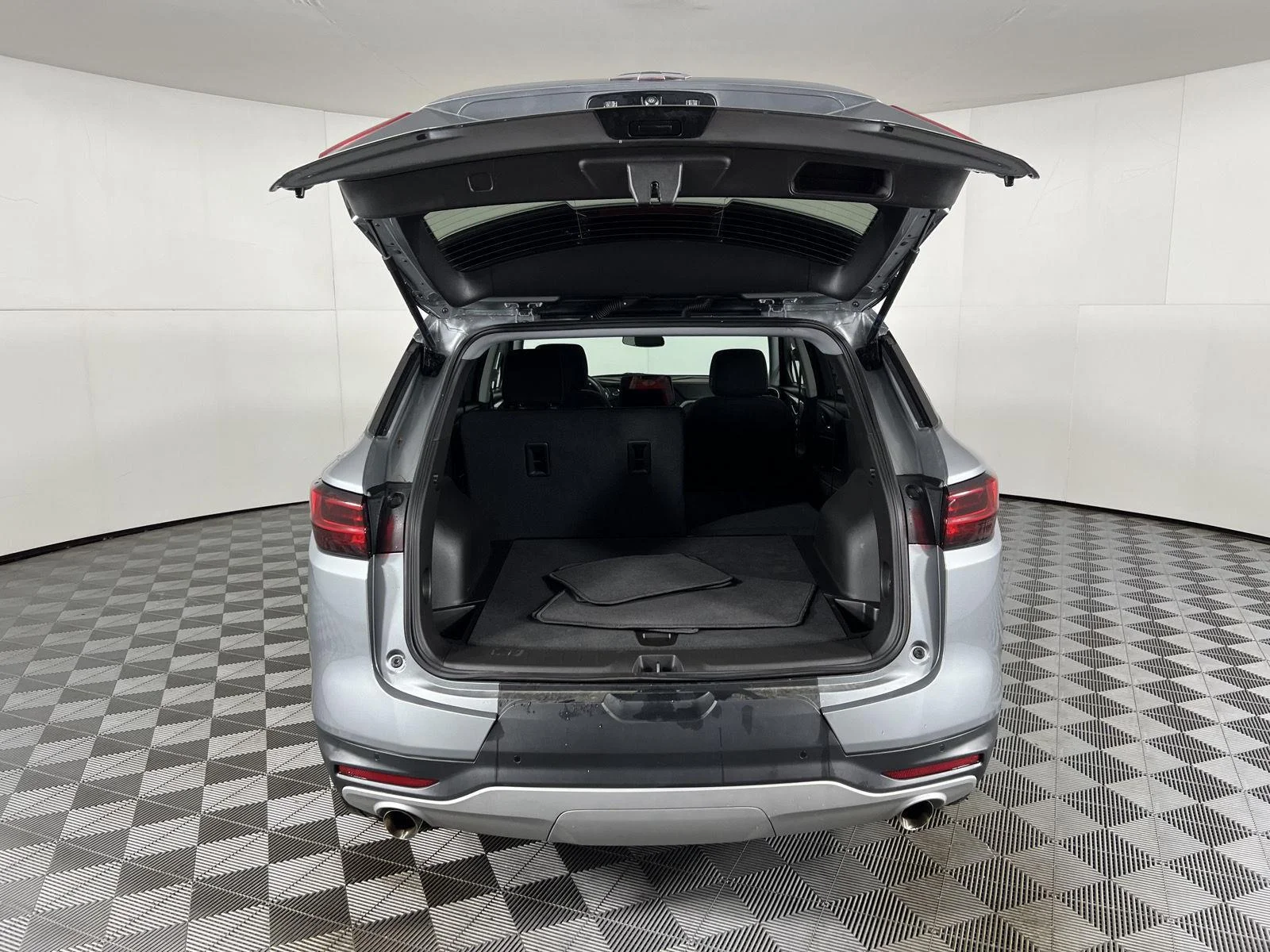 New 2025 Sterling Gray Metallic Chevrolet 2LT image 23