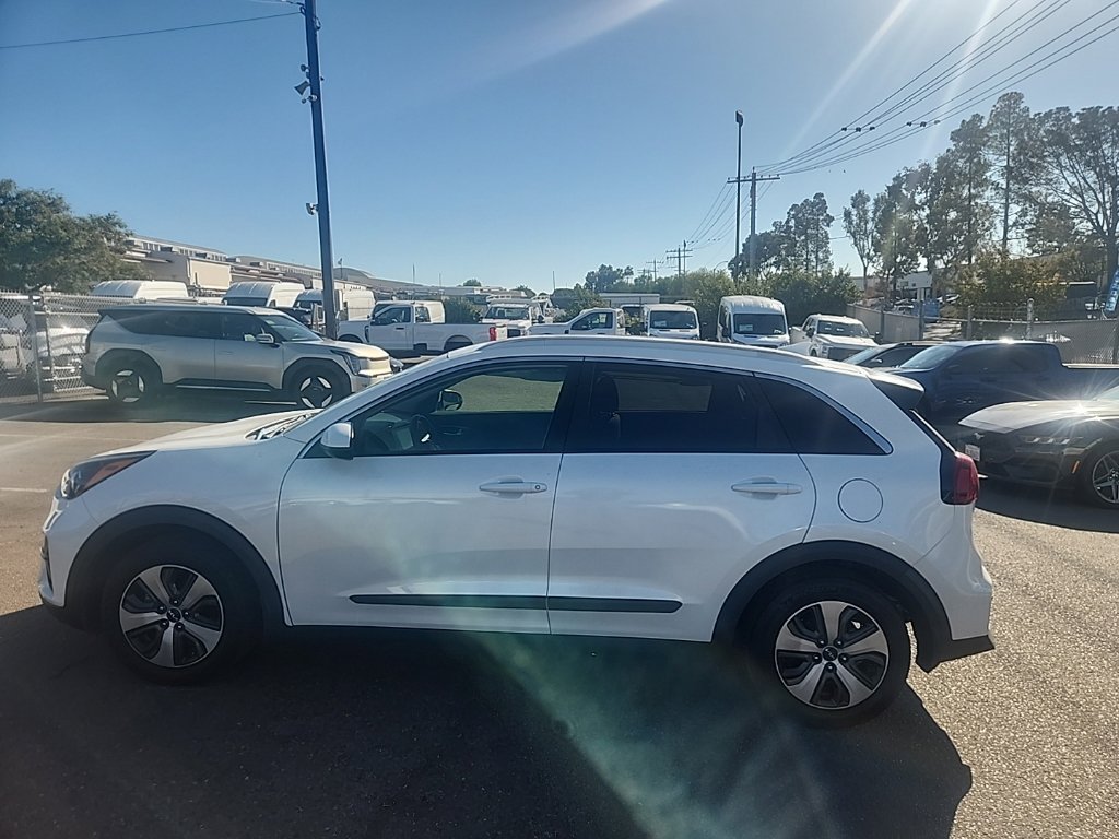 Used 2022 White Kia LX image 9