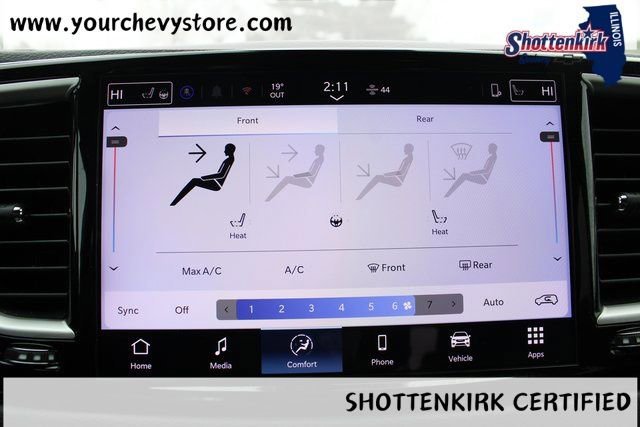 Used 2025 White Chrysler Select image 27