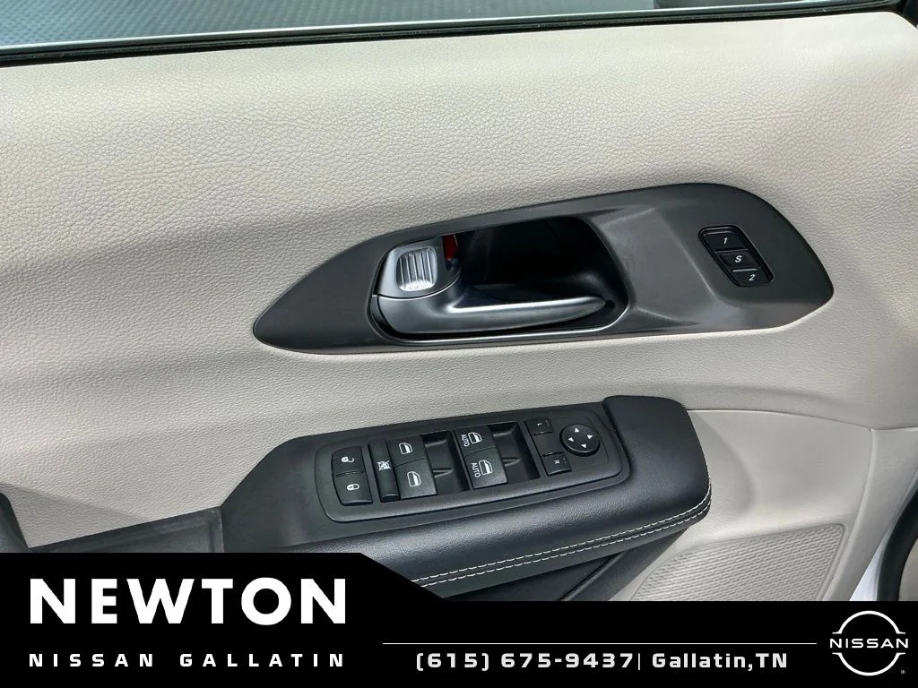 Used 2023 Bright White Clearcoat Chrysler Touring L image 39