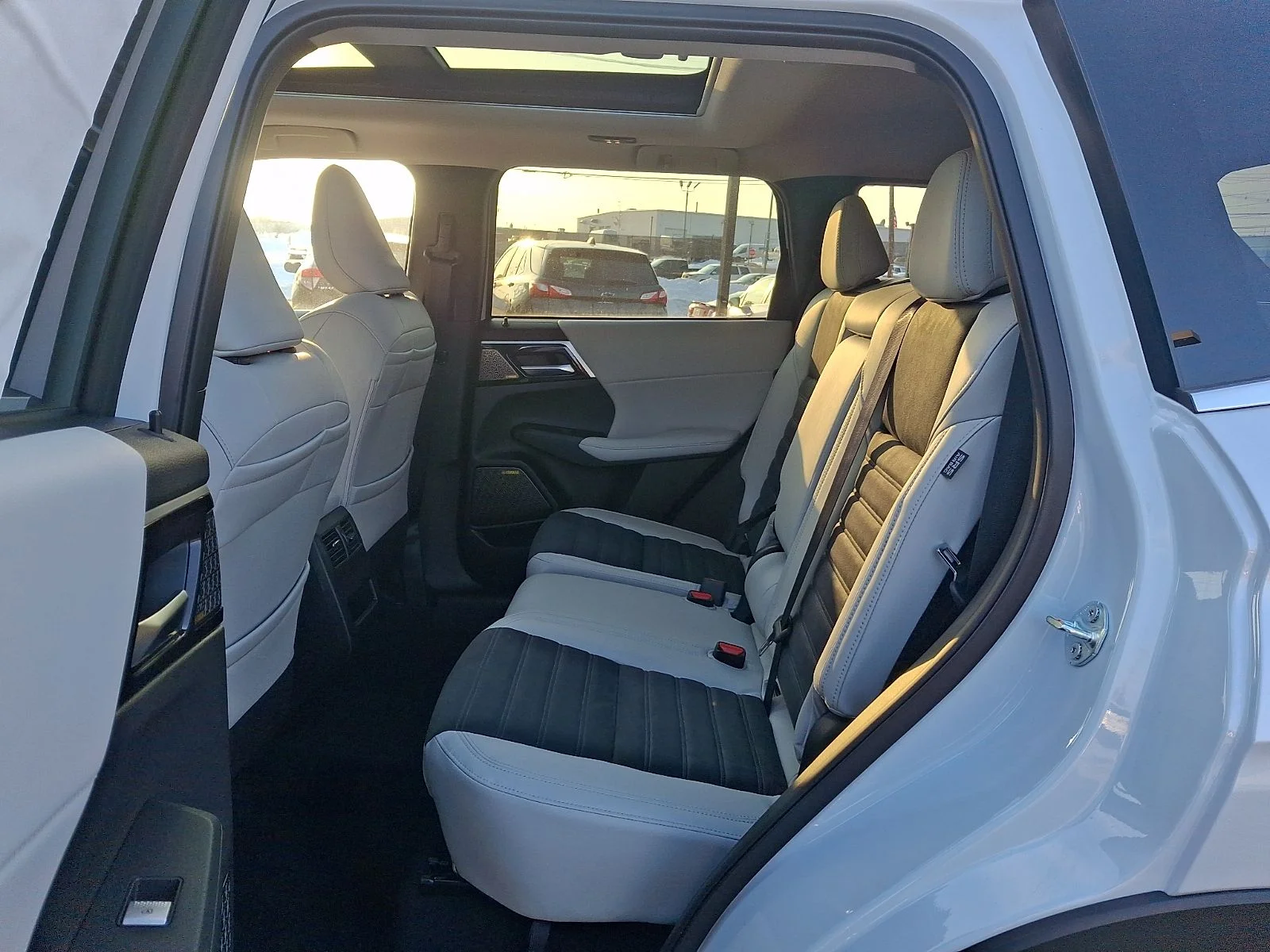 New 2026 White Mitsubishi SE image 9