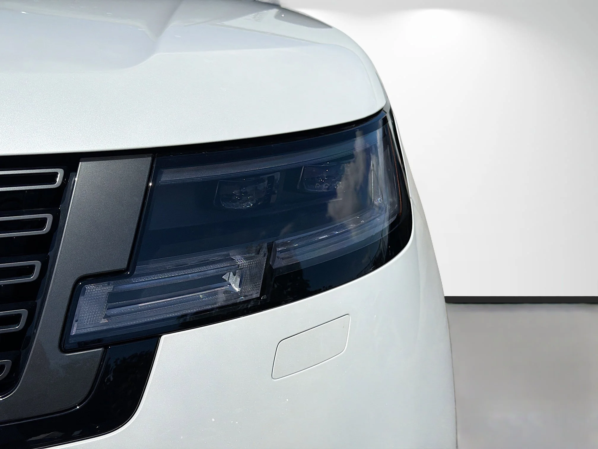 New 2026 Ostuni Pearl White Premium Metallic Land Rover SE image 9