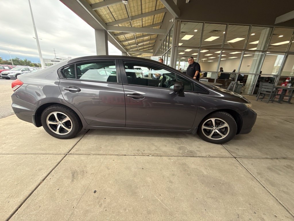 Used 2015  Honda SE image 2