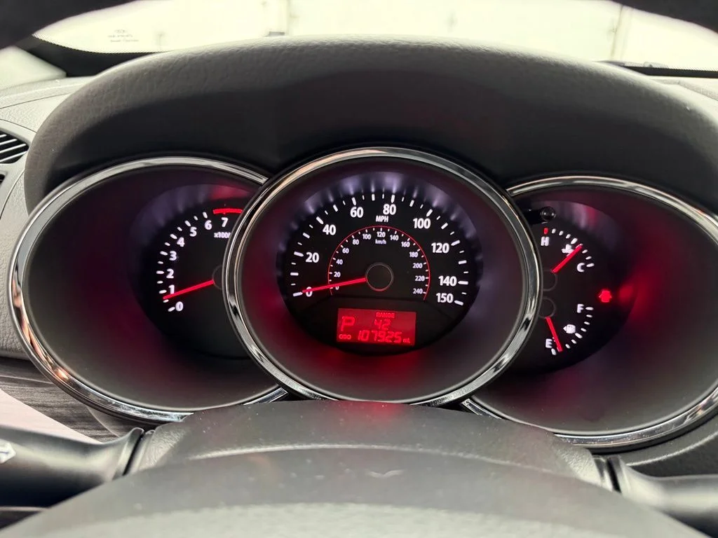 Used 2012 White Kia EX image 21