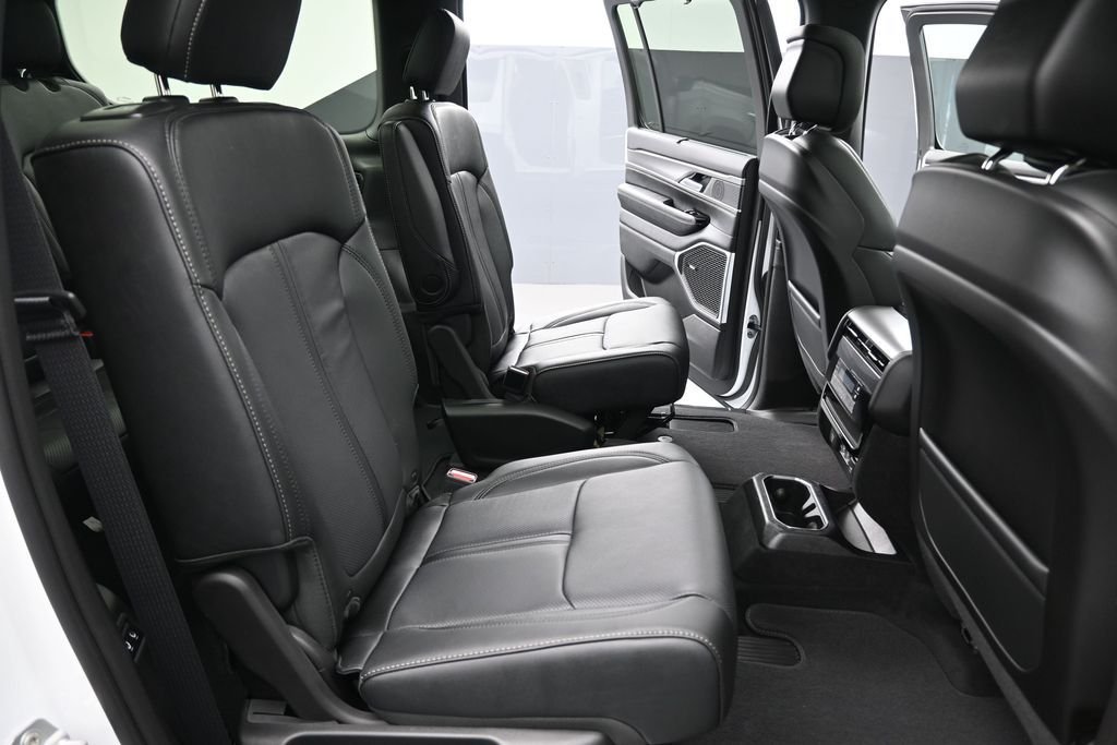 New 2026 Bright White Clear-Coat Exterior Paint Jeep Limited Reserve image 24
