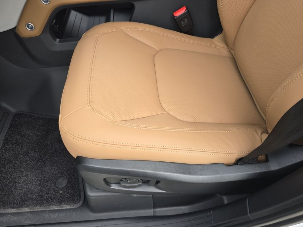 New 2026 Fuji White Land Rover X-Dynamic SE image 29