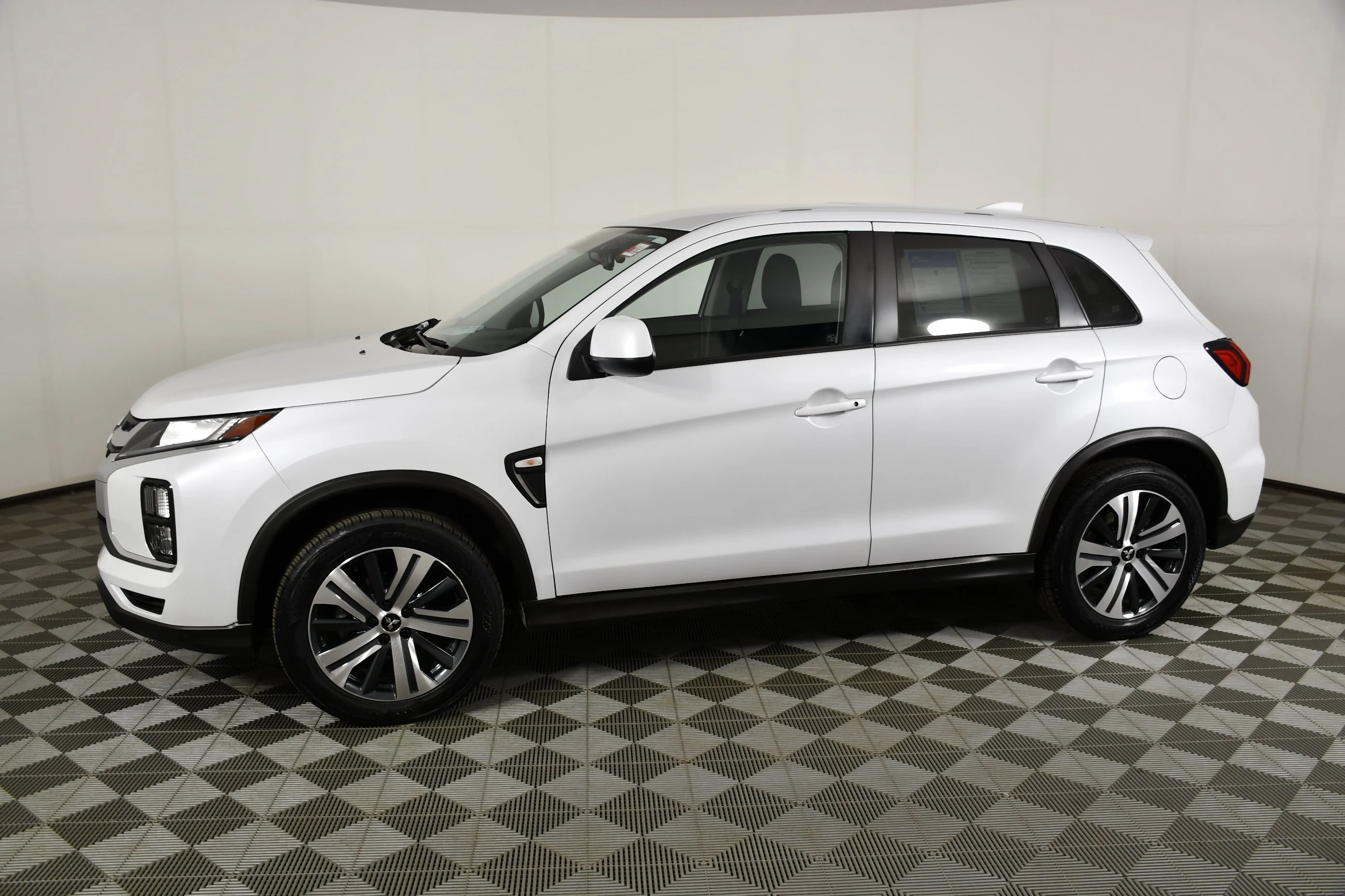 Used 2022 White Diamond Mitsubishi ES image 9