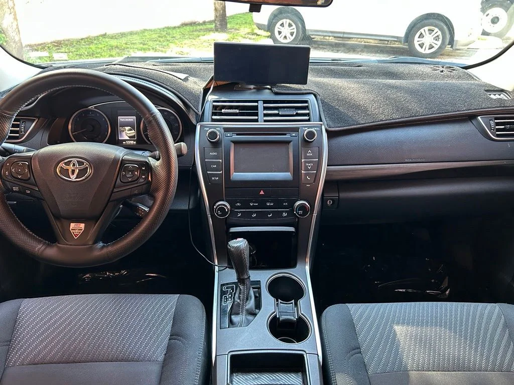 Used 2016 White Toyota LE image 10
