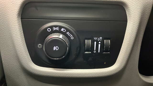 Used 2023 Diamond Black Crystal Pearlcoat Jeep Overland image 34