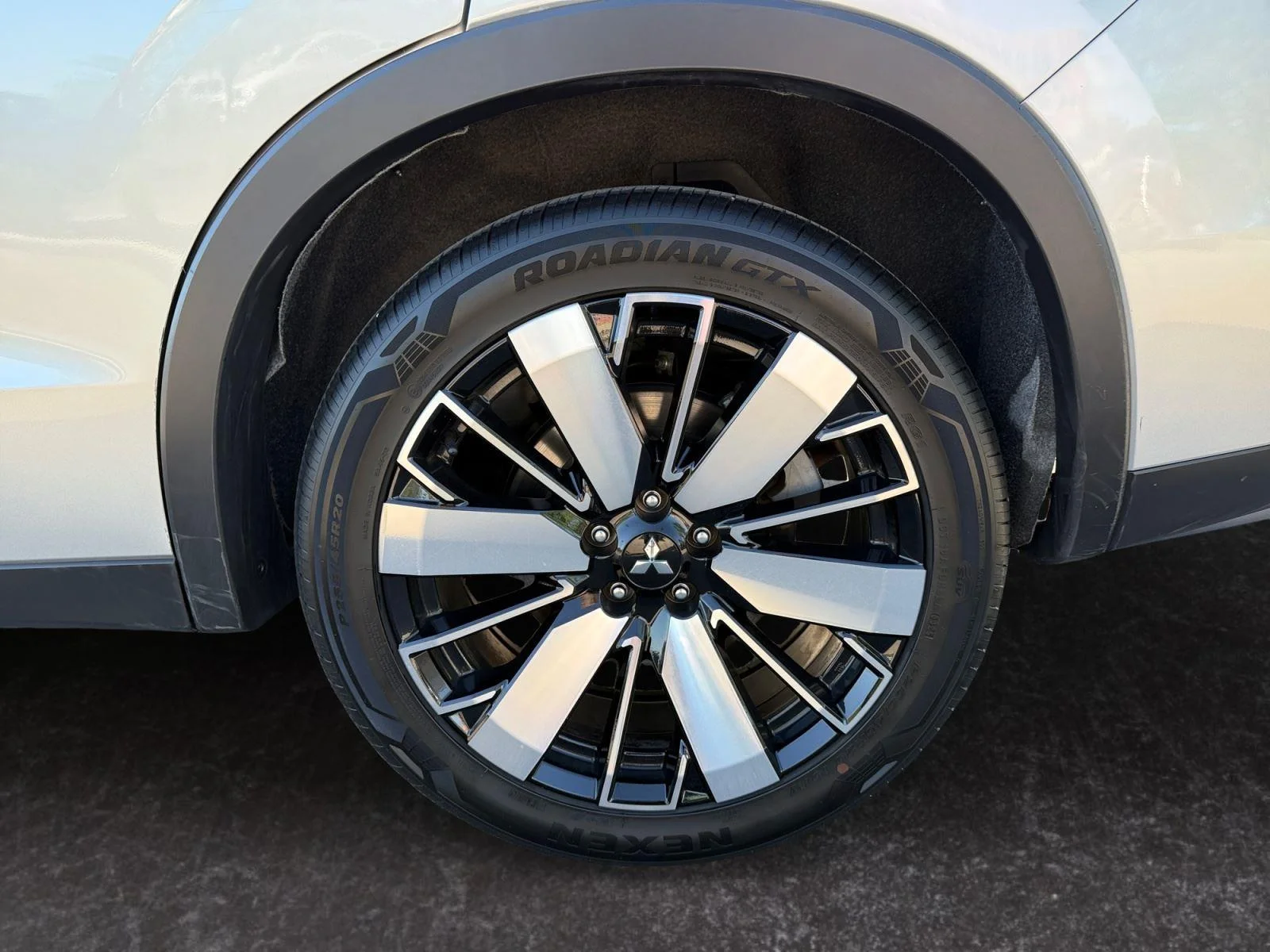 Used 2025 Alloy Silver Metallic Mitsubishi SE image 29