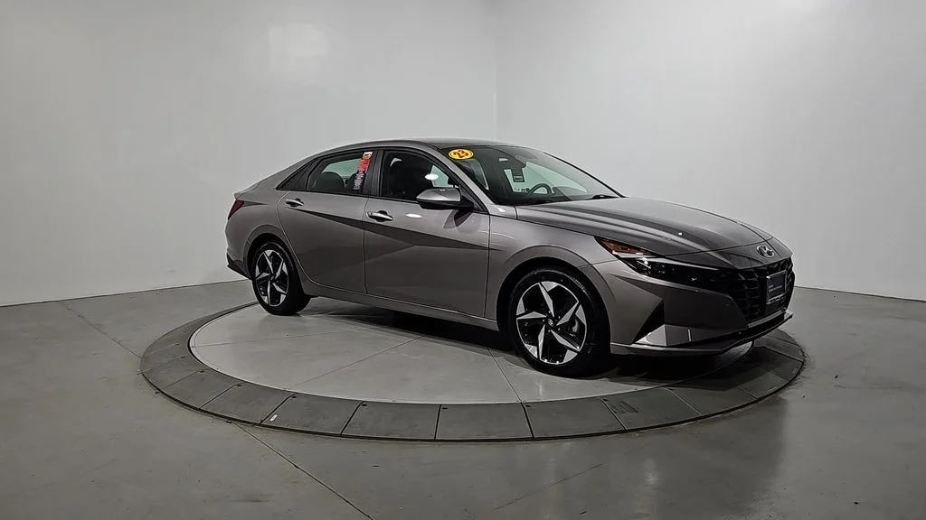 Used 2023 Silver Hyundai SEL image 9