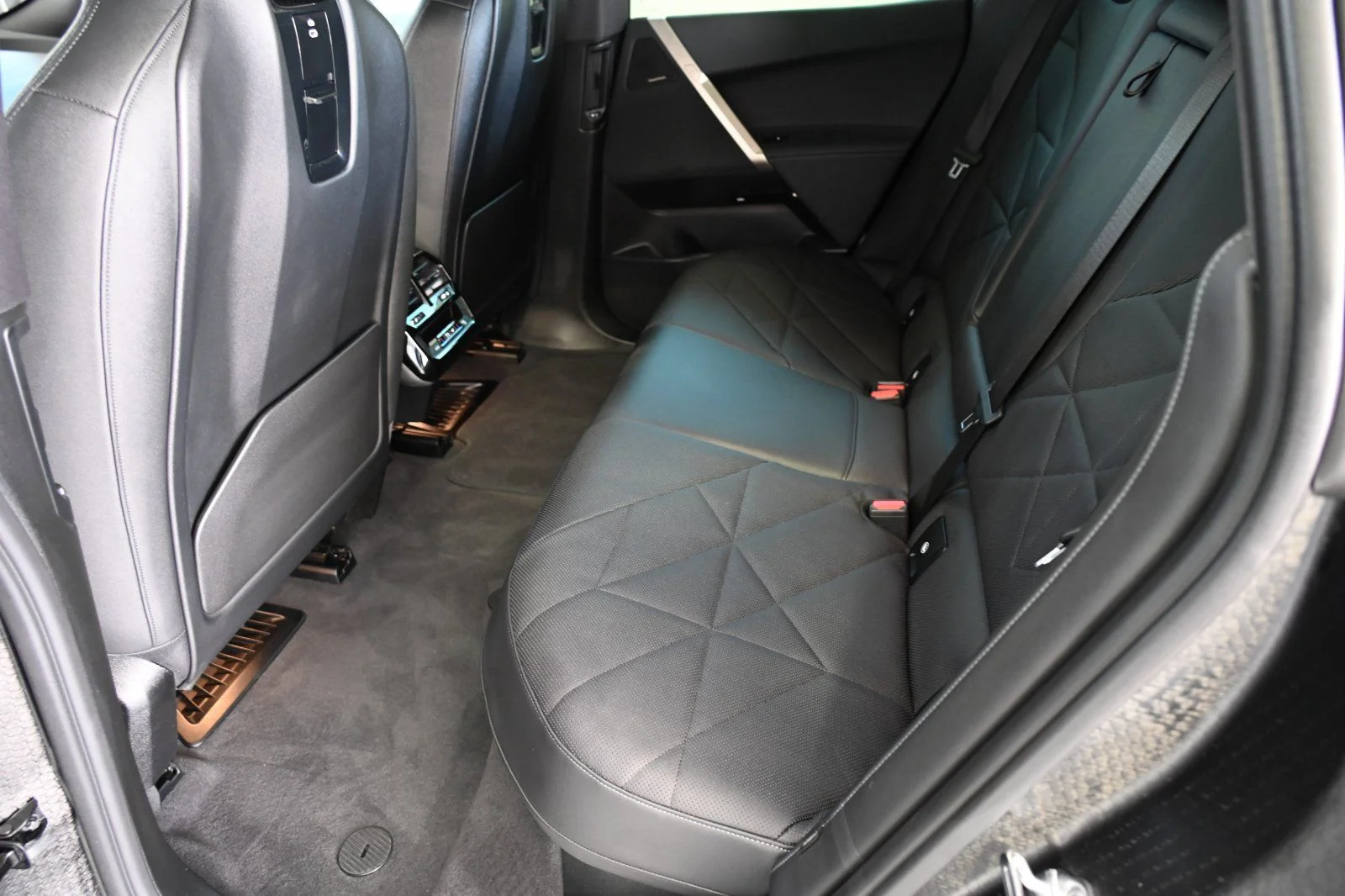 Used 2024 Black Sapphire Metallic BMW xDrive50 image 14