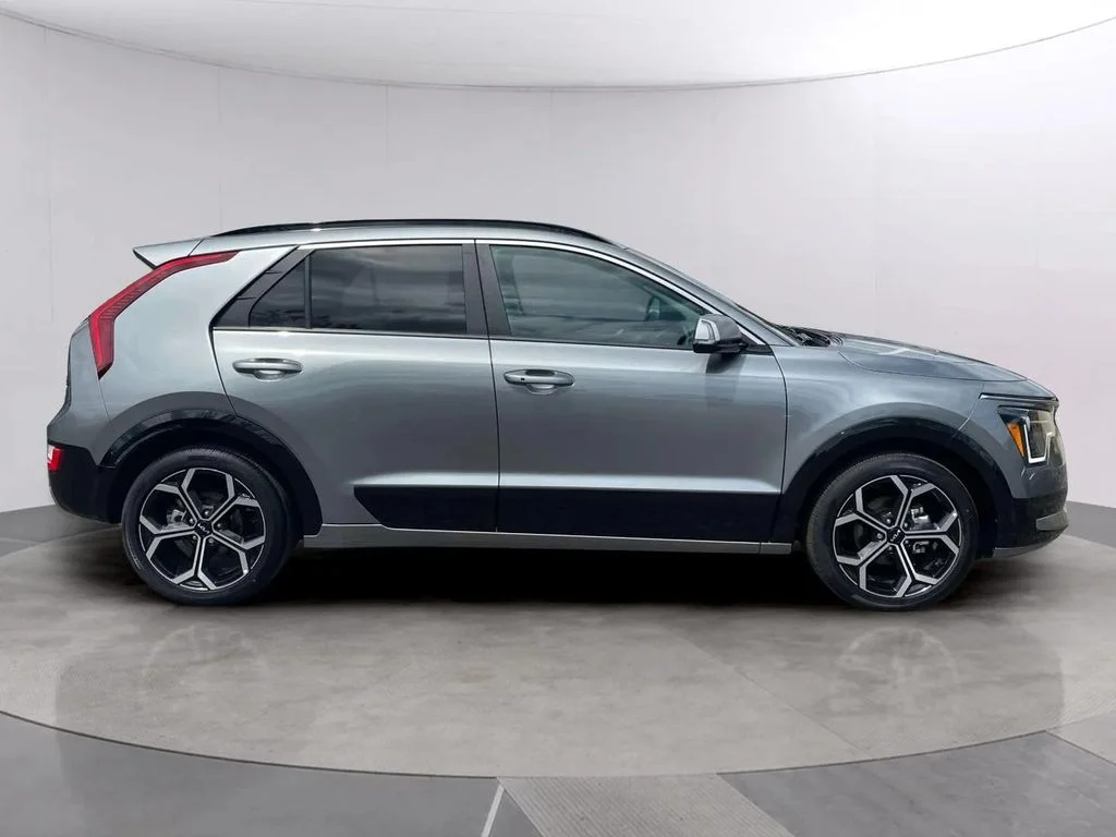 Used 2025 Steel Gray Kia EX Touring image 6