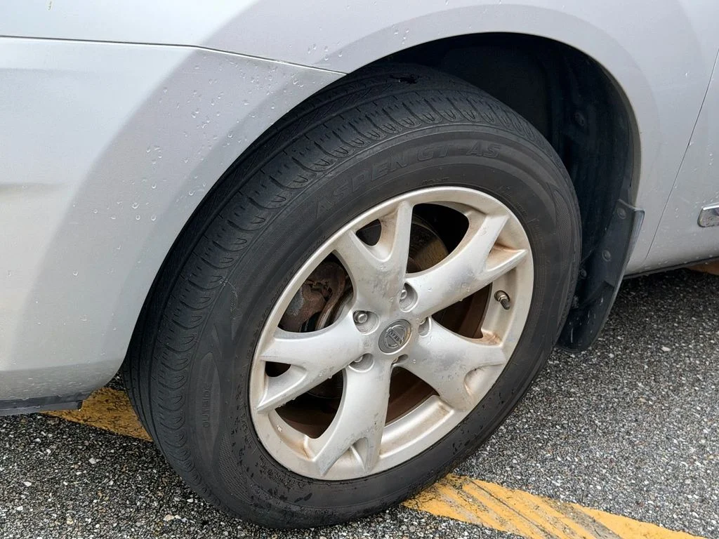 Used 2011 Silver Nissan SV image 4