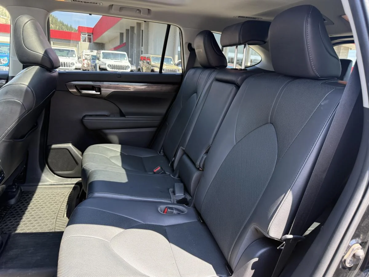 Used 2020 Black Toyota Limited Awd image 17